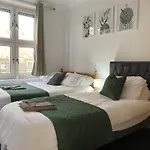 Entire Spacious Apartment - Close To Central London
