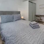 Cozy 1 Bedroom Apartment For 3 People