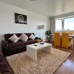 Stylish 2-Bed Retreat Steps From Emirates Stadium