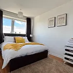 Stylish 2-Bed Retreat Steps From Emirates Stadium