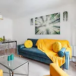 Charming Apt Trafalgar Square
