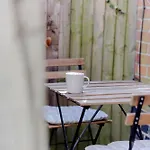 Charming One-Bedroom House With Parking And Garden Views - Ealing