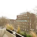 Filled With Light 1Br Apt W Balcony, London Centre