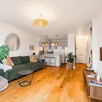 Filled With Light 1Br Apt W Balcony, London Centre