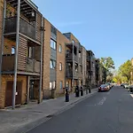 Chic Flat With Balcony Close To Stamford Bridge