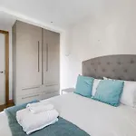 Chic Urban Escape Near London Bridge