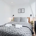 Stunning 2 Bedroom Apartment In Liverpool Street