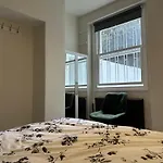 Modern Banker\'S Flat In Fulham
