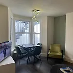 Modern Banker\'S Flat In Fulham