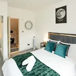 Gorgeous 3Br 2Bath House In O2 Greenwich With Parking