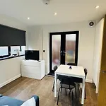 2 Bed Flat Near Tower Bridge