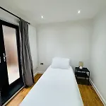 2 Bed Flat Near Tower Bridge
