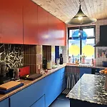 Klein House Clapton Sleeps 2-Piano-Patio-Mirrorbed