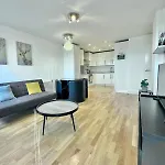 Stylish 2-Bed Flat With Parking