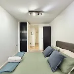 Stylish 2-Bed Flat With Parking