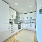 Stylish 2-Bed Flat With Parking