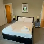 Relaxing Nine Elms Apartment - Walk To Cafes, Shops & River
