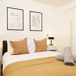 Modern 1Br Zone 1 Aldgate Smart Tvs & Fast Wi-Fi