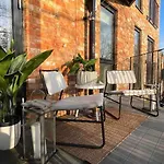 Beautiful Bright 3-Bed Home Next To Station