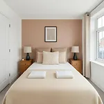 Bright Private Rooms - Peaceful Morden Location