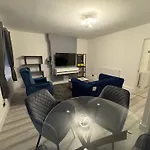 Stylish 2Br, Fast Wifi With Balcony