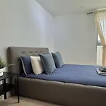Stylish 2-Bed Flat With Parking