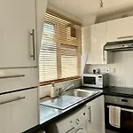 Bright 1 Bedroom Central London