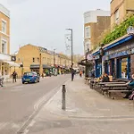 Spacious 3-Bed Apt Near Shoreditch With Parking