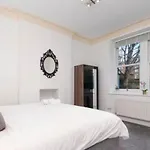 Chelsea Charm Radiant 3Br Apartment Elegance