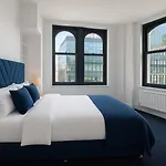 Stylish 2 Bedroom Apartment In The Heart Of Soho Walk To Cafes & Attractions!