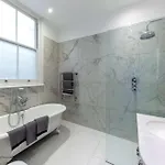 Bright & Spacious 4-Bed Flat In London