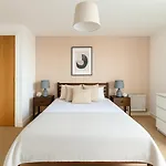 2 Bed Apartment In Stratford
