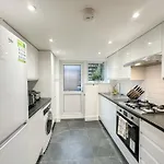 1-Bedroom Flat With Small Garden & Paid Parking In Finsbury Park, Highbury