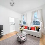 Central & Charming 2-3 Bed Apartment In Kensington, 2 Minutes To Tube, Piccadilly & District Lines, Stunning Garden Views