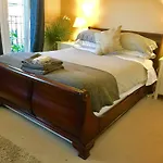Lynbrook Grove Guesthouse