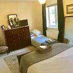 Lynbrook Grove Guesthouse
