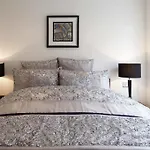 Premier Tower Bridge Apartment