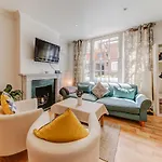 Stanhope Mews Apartment