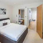 Modern 3 Bed, 2 Bath Flat W/Garden In East Acton