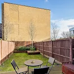 Modern 3 Bed, 2 Bath Flat W/Garden In East Acton