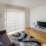 Modern 3 Bed, 2 Bath Flat W/Garden In East Acton