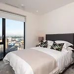 Modern Family Home Close To Victoria Station By Underthedoormat