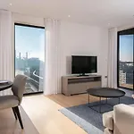 Modern Family Home Close To Victoria Station By Underthedoormat