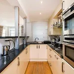 Fantastic 3 Bed Apartment In Earls Court