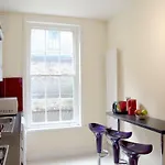 Oyo Home Kings Cross-St Pancras Garden 4 Bedroom