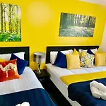 2 Bedrooms Modern Apartment, Lounge, Full Kitchen, Balcony, 5 minutes Stratford Station