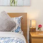 Greyhound Road Rooms
