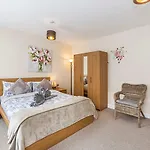 Greyhound Road Rooms