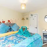 Greyhound Road Rooms