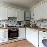 2 Bed Flat With Garden Next To Battersea Park!